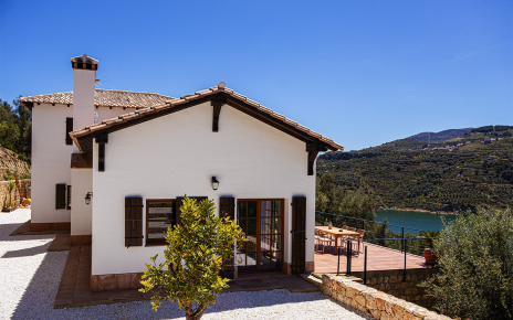 La casa vista desde jardines y zona de piscina