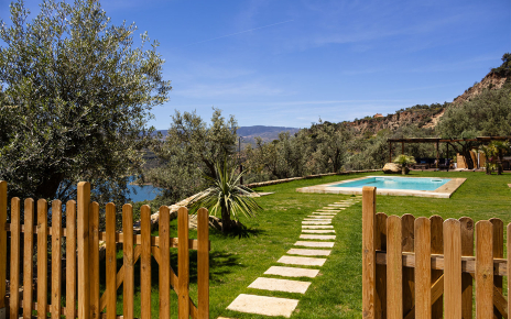 Piscina con puerta de acceso
