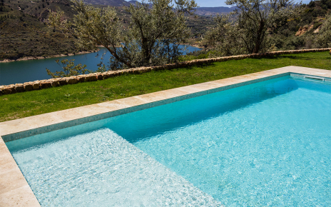 Piscina con zona de playa (poco profunda)