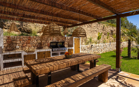 Zona de barbacoa con frigorífico y congelador