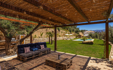 Jardines y casa en la distancia desde zona chill-out