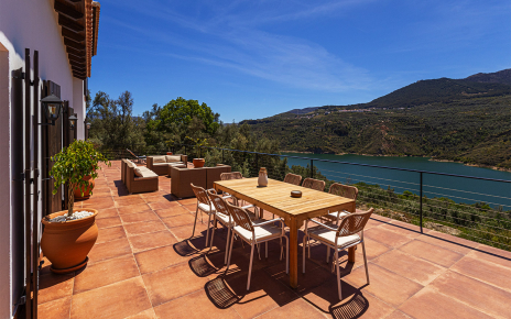 Cenar al aire libre con vistas impresionantes