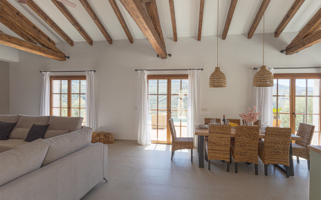 Puertas acristaladas dan paso a la terraza