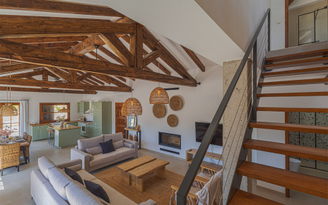 Escaleras a ático/altillo con dormitorio en suite