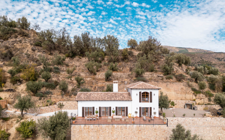 Terraza delantera y casa vista desde el aire