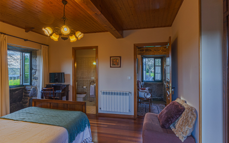 Bedroom 1, en suite facilities