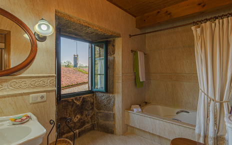 Bedroom 3 with en suite facilities (bathtub with shower)