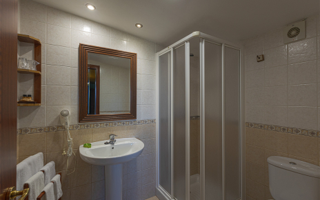 En suite facilities Bedroom 1 (shower)