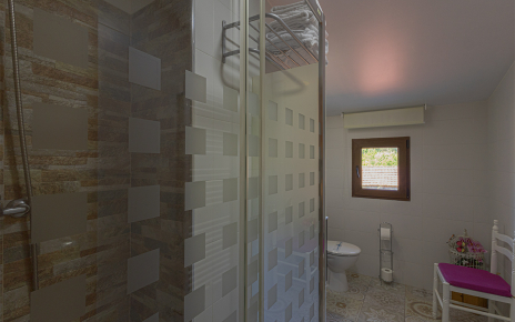 En suite facilities Bedroom 5 (shower)