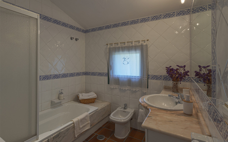 En suite facilities bathroom 2