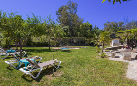 Large lawned gardens around the pool