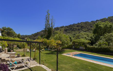 Pergola with sunloungers 