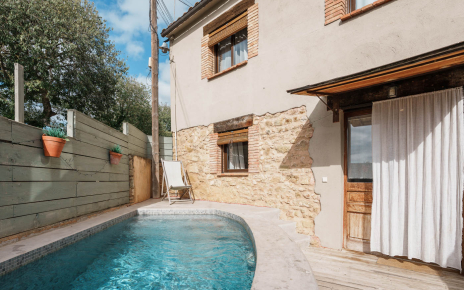 Pool and terrace, all at hand