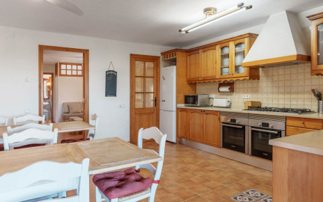 Kitchen with two ovens