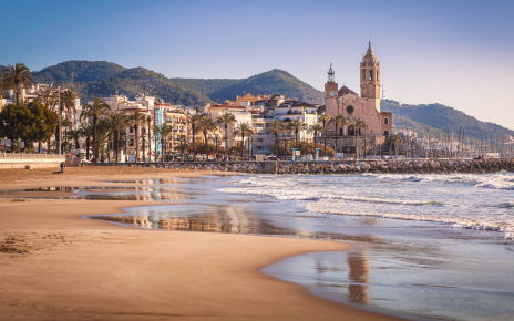 Sitges town and beaches are less than 20 mins away