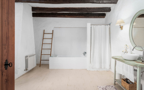 Bathroom (mid level)