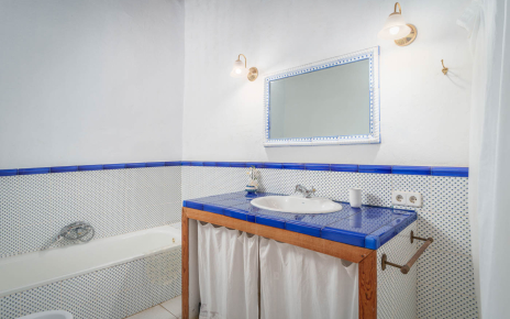 Bedroom 8 en suite facilities