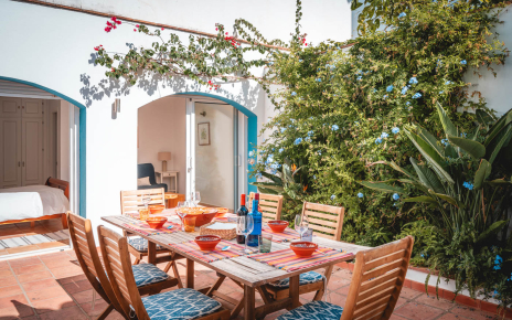 The annexed bedroom on the left of the patio