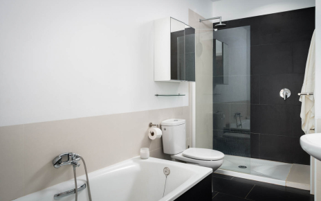 En suite facilities with shower and bathtub