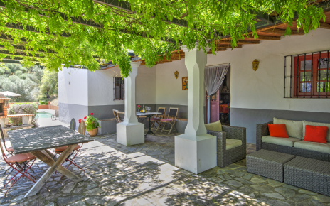 Patio delantero con pérgola