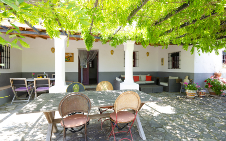 Patio delantero con pérgola y mobiliario