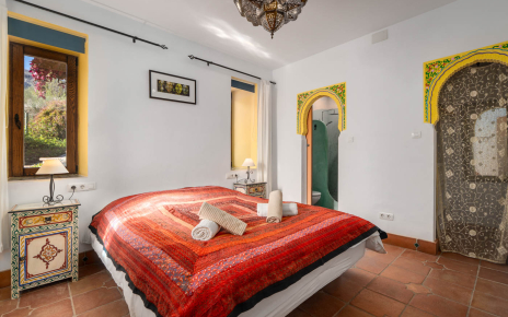 Bedroom with en suite facilities