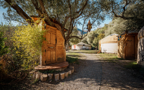 Outdoor artisan toilet