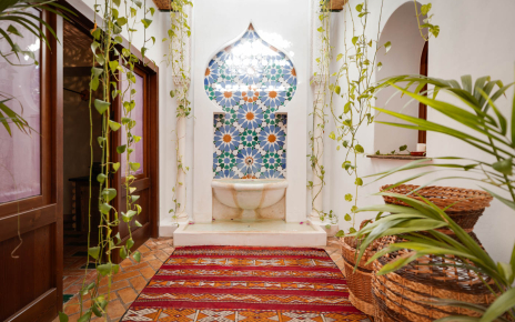 Central patio with fountain inside the house