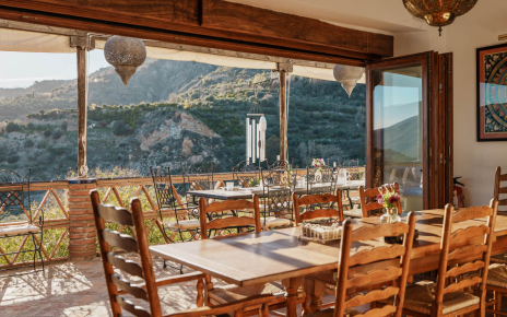 Glass panels link terrace and kitchen/dining room
