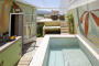 Zona exterior con piscina mini y toldo