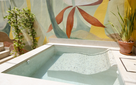 Built-in sunlounger inside the plung pool