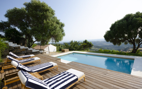 Zona para tomar el sol con baño exterior a la izda.