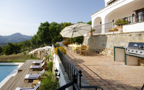 Terraza con barbacoa y zona de piscina debajo