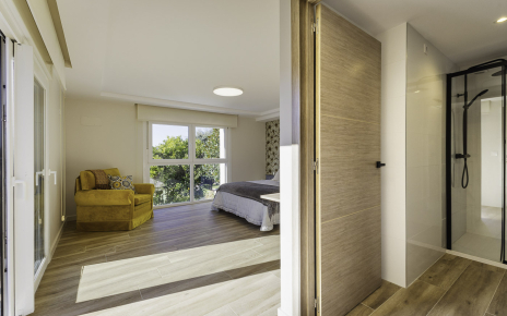 Habitación principal con baño y terraza privada