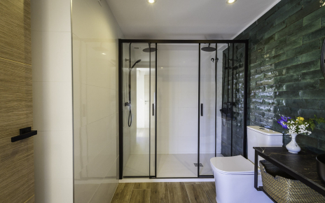 Baño del dormitorio principal con ducha doble