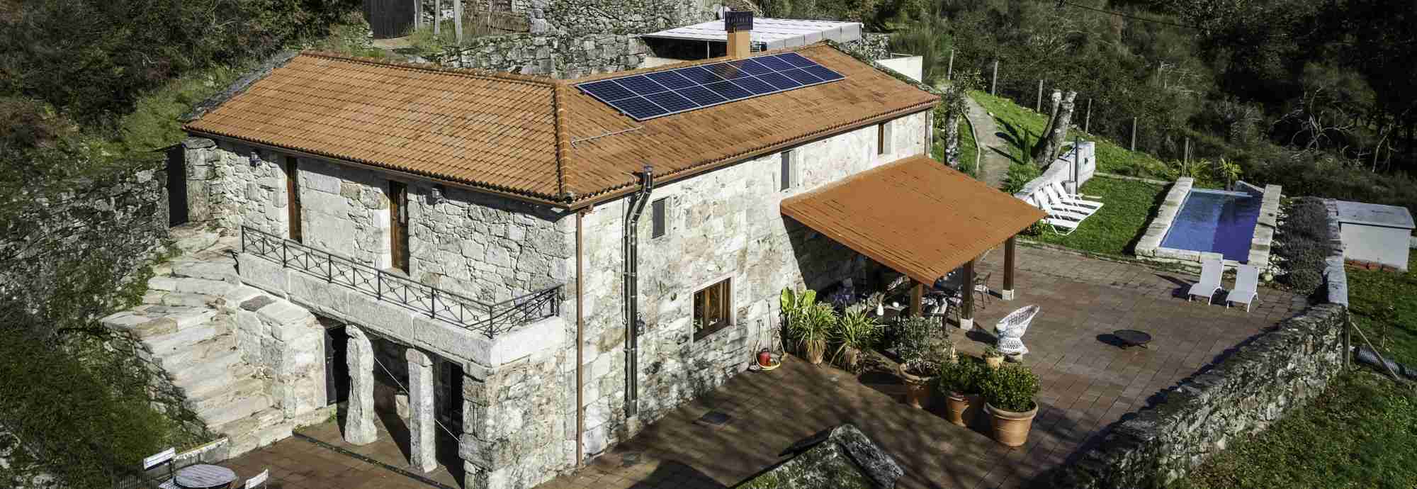 Acogedora casa rural con piscina y rutas junto al río en Pontevedra