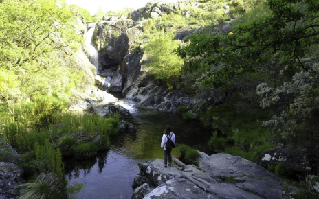 Esta cascada está a una hora de paseo desde la casa