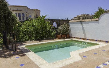 Piscina con una de las vistas más impresionantes de Andalucía