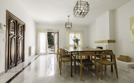 Comedor con salida a terraza y zona de piscina