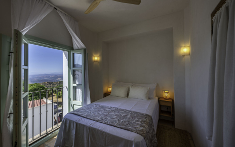 First floor with two bedrooms (king size bed)