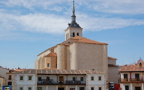 Colemenar de Oreja square and church are 5 mins walk