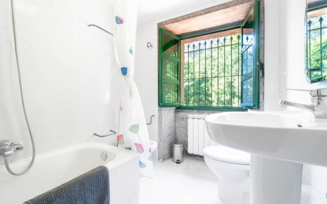 Bathroom (with bathtub)