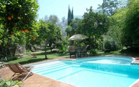Piscina con escaleras romanas
