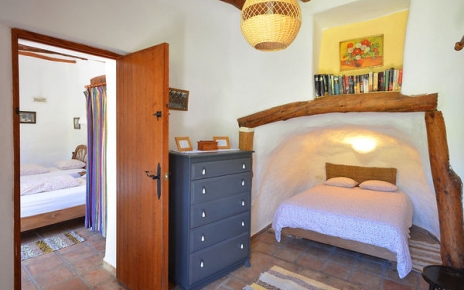 Cama de matrimonio en una cueva íntima