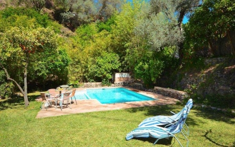 Piscina vallada, con zona infantil poco profunda