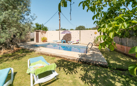 Parcela con zonas ajardinadas